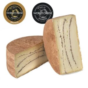 Formaggio di pecora stagionato con tartufo prodotto in Italia senza coloranti nè conservanti