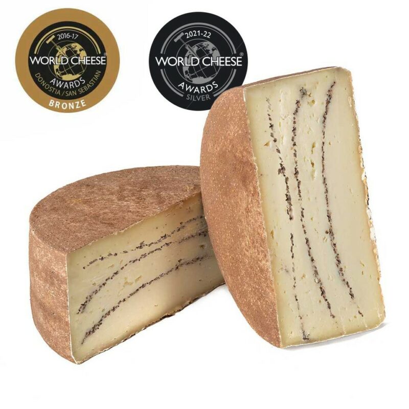 Formaggio di pecora stagionato con tartufo prodotto in Italia senza coloranti nè conservanti