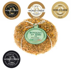 Formaggio di pecora affinato con fiori di camomilla prodotto in Italia senza coloranti né conservanti