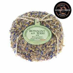 Formaggio di pecora affinato con fiori di fiordaliso prodotto in Italia senza coloranti nè conservanti