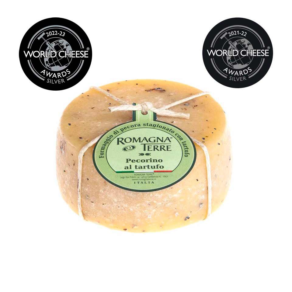 Formaggio di pecora stagionato con tartufo prodotto in Italia senza coloranti nè conservanti