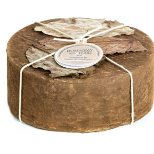 Formaggio di mucca affinato con foglie di castagno in polvere prodotto in Italia senza coloranti né conservanti